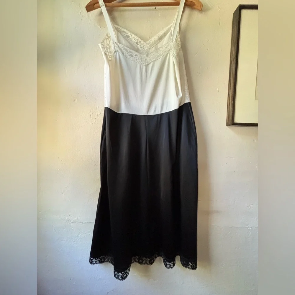 Vintage y2k black and white slip with lace details - Picture 9 of 9